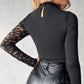 ✨ Lançamento 2026 – 50% OFF ✨ Blusa Feminina com Recorte Assimétrico e Manga de Renda – Ajuste Slim, Gola Alta e Detalhe Romântico com Decote nas Costas 👗🖤