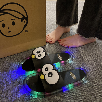 🩴✨ Pantufas iluminadas com personagens fofinhos – pisque, pise e veja a magia das luzes coloridas! Seu filho vai amar! 💡🐻